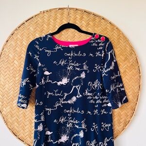 LILY PULITZER NAVY BLUE/PINK RUFFLE MY FEATHER SCRIPT PRINT KNEE LENGTH DRESS